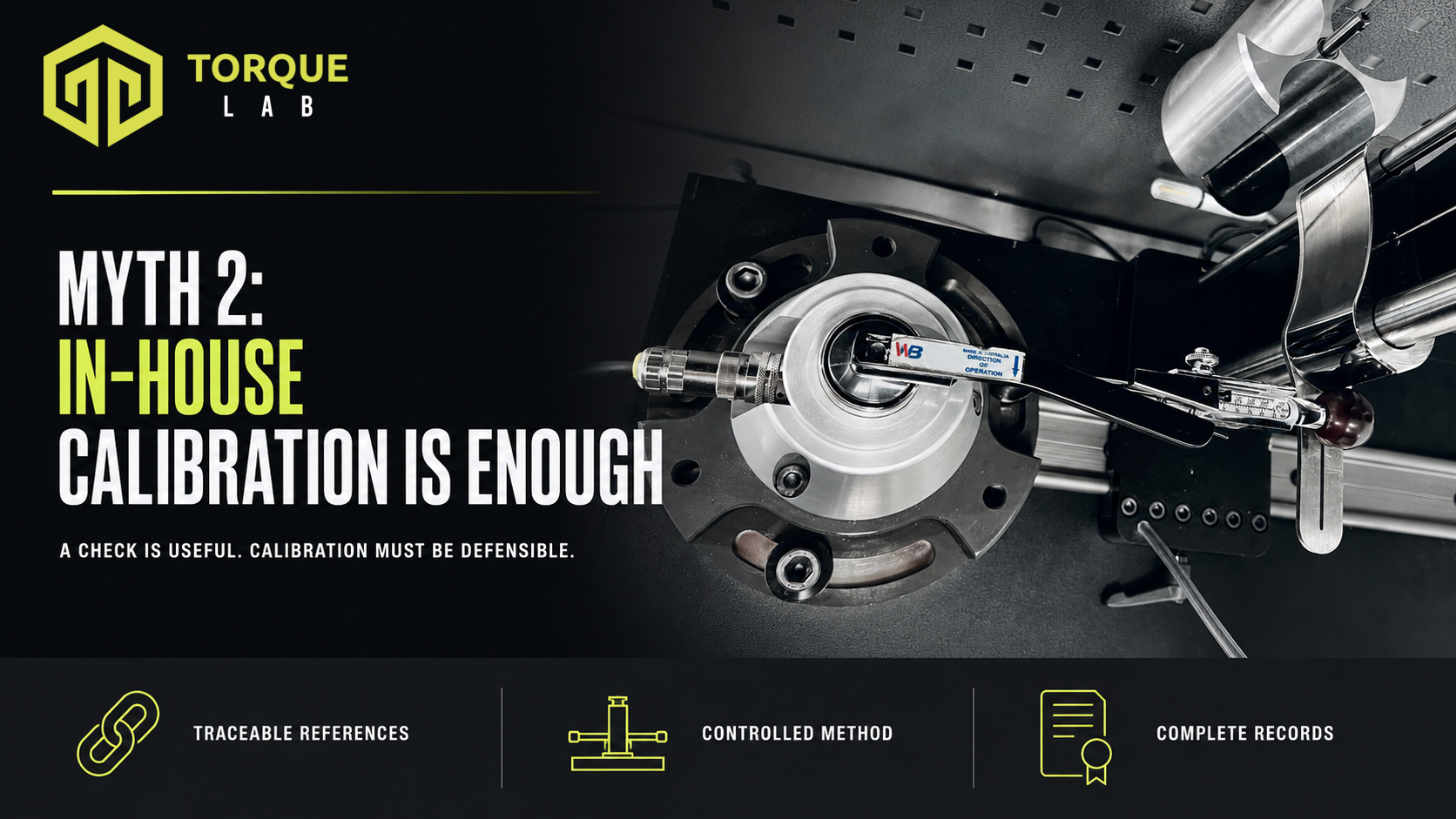 Deflecting-beam torque wrench installed on a controlled calibration loader